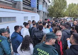 Los jugadores del Salamanca UDS hablan con los aficionados a las puertas de los vestuarios del Estadio Helmántico.