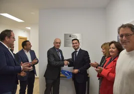 El alcalde de La Vellés, Javier Marcos, inaugurando las instalaciones junto a Javier Iglesias