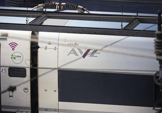 Un tren en la estación de trenes Puerta de Atocha-Almudena Grandes.