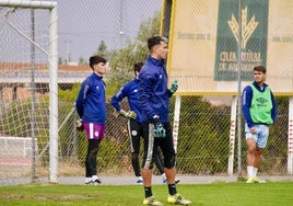 Eric Ruiz durante la sesión de entrenamiento de este miércoles en el anexo.