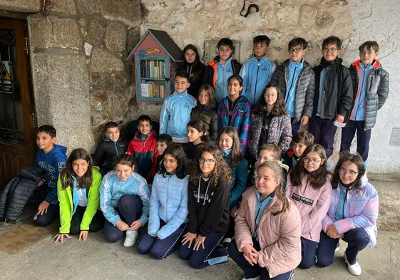 Imagen de los alumnos de sexto de primaria que han inaugurado este miércoles la casita con libros en Navacarros