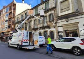 Imagen de los trabajos de colocación del cableado para la colocación del alumbrado navideño en Béjar.