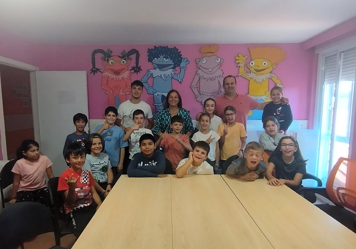 La edil Mari Cruz Gacho y el alcalde David Mingo, junto a los niños del CAI.