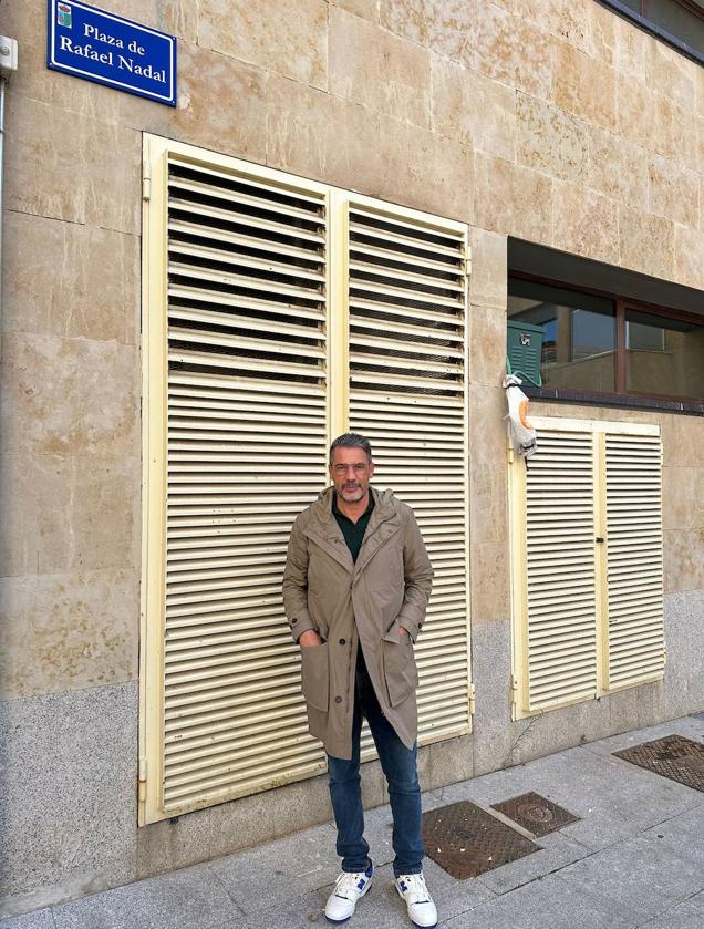 El alcalde de Villamayor, Ángel Peralvo, en la plaza de Rafael Nadal.