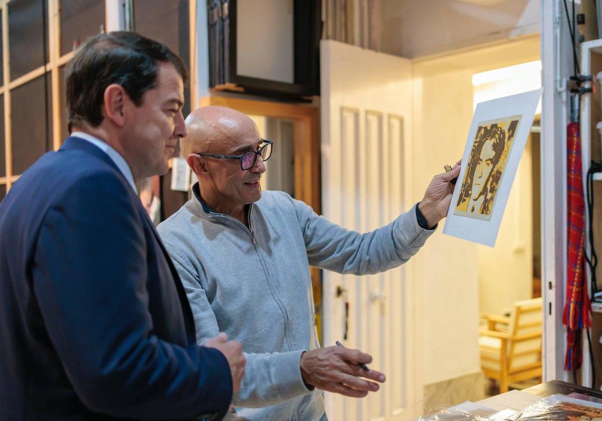 El presidente de la Junta, junto con el pintor.