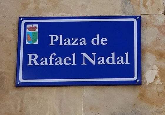 Una imagen de la placa ubicada en la Plaza de Rafael Nadal.