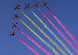 Aviones del Ejército dibujan la bandera de España en el cielo con motivo del Día de la Hispanidad.