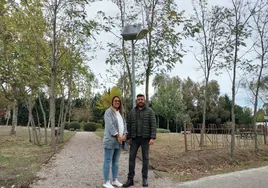 Laura Martín y Roberto Hernández Garabaya en el parque de la dehesa.