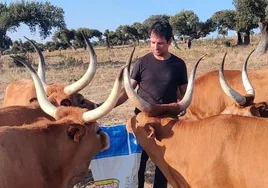 Rubén da de comer de la mano a sus cachenas.