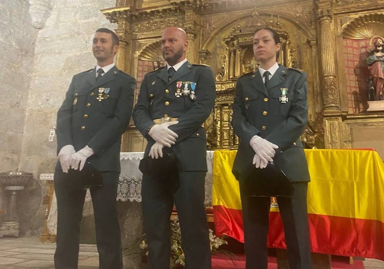 Imagen principal - Los agentes del cuartel de la Guardia Civil de Lagunilla en la celebración de su día de fiesta.