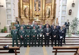 Los agentes de la Guardia Civil de Guijuelo junto al alcalde, Roberto Martín, y agentes de la Policía Local de la villa