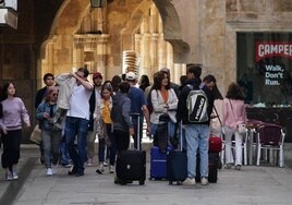 Una familia con maletas a escasos metros de la Plaza Mayor de Salamanca.