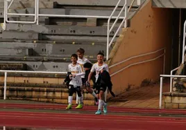 Jugadores del fútbol base salen del vestuario de Las Pistas.