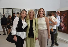 Carmen V. Cotobal, Concepción Miguélez y Ana González  durante la inauguración