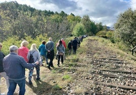 Paso de los participantes por el entorno de la antigua vía férrea de la Ruta de la Plata