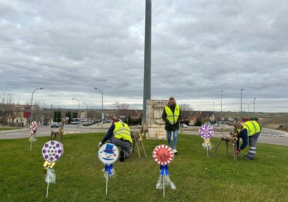 La decoración artesanal del pasado año en la rotonda de acceso a Villamayor en la carretera de Ledesma.