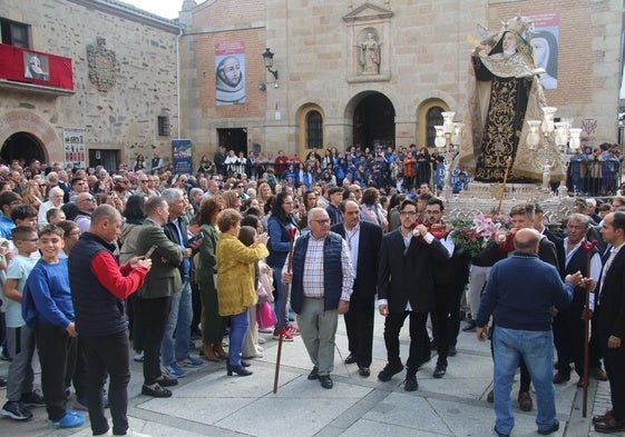 La imagen de Patrona de Alba a hombros de los integrantes de la Hermandad de Santa Teresa