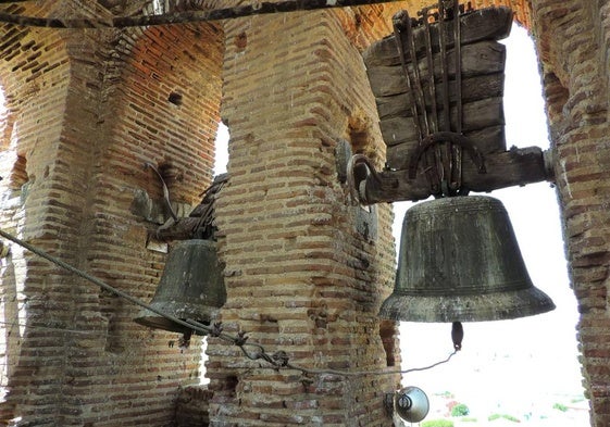 Vista del campanario desde su interior con la campana de la izquierda con las agarraderas rotas.