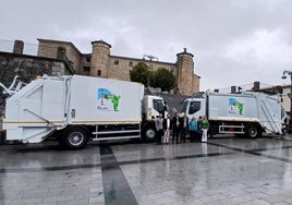 Imagen de la presentación de los dos nuevos camiones esta mañana de martes en la Plaza Mayor de Béjar.