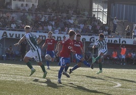 Sergio Montes busca la portería rival en el estreno liguero del Club Deportivo Guijuelo esta temporada.