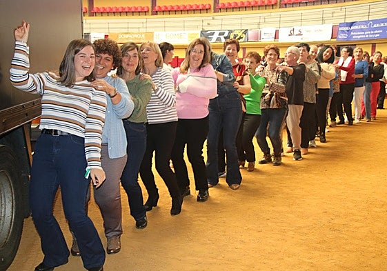 Las mujeres bailando en la plaza de toros de Alba de Tormes