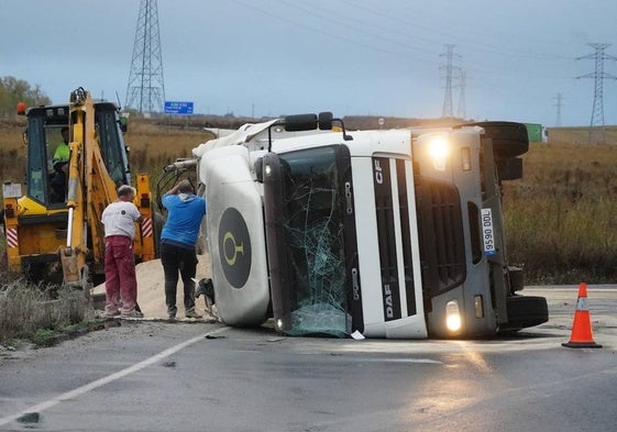 Imagen del camión volcado cerca del Centro Internacional de Transportes y de Comercio Exterior de Salamanca.