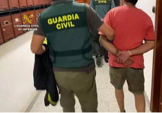 La Guardia Civil traslada a Rubén A.S., condenado por el crimen de 'La Fiestuki'.