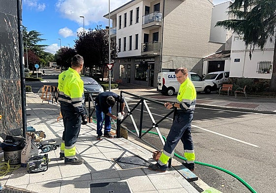 Operarios durante la instalación de la valla de seguridad.