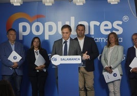 Carlos García Carbayo junto a los procuradores del PP y al secretario provincial de la formación.