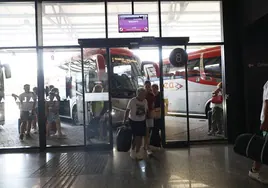 Viajeros llegando a la estación de Salamanca.