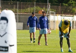 Diego Benito con un balón en la mano durante una sesión de entrenamiento del Salamanca UDS en el anexo.