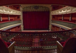 Imagen del patio de butacas y las zonas principal, anfiteatro y paraíso del teatro Cervantes de Béjar.