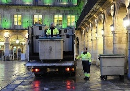 Una imagen de recogida de basura en la Plaza Mayor.