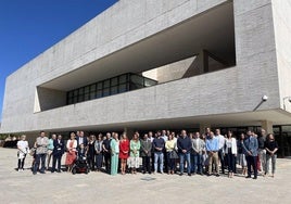 Los procuradores guardan un minuto de silencio ante las Cortes.