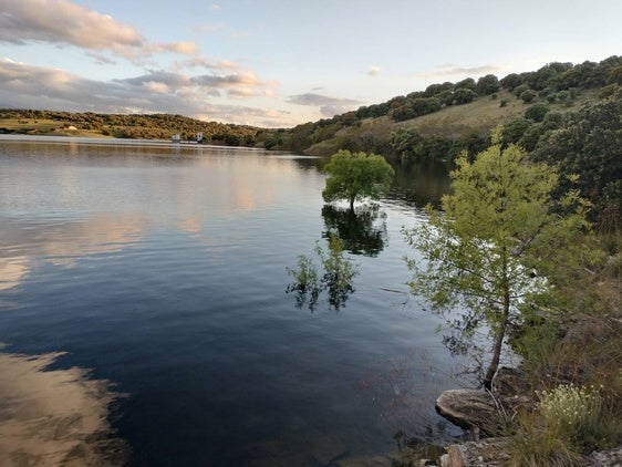 Imagen del entorno natural del pantano de Santa Teresa.