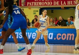 Iyana Martín dirigiendo el juego de Avenida en el choque de su debut en Euroliga en el pabellón de Würzburg.