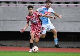 Boigues trata de retener el balón ante la presión de Hugo Matos, autor del tanto del Compostela.