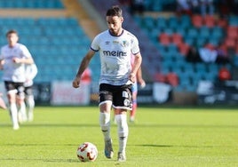 Alvarito conduce el cuero ante el Numancia.