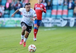 Juancho, crack del encuentro, busca controlar el cuero frente al Numancia.