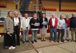 Las parejas homenajeadas con los integrantes de la Corporación.