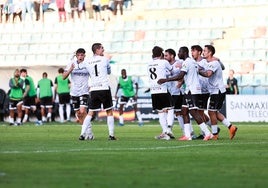 Los jugadores del Salamanca UDS celebran el tanto del empate este pasado domingo ante el Numancia.