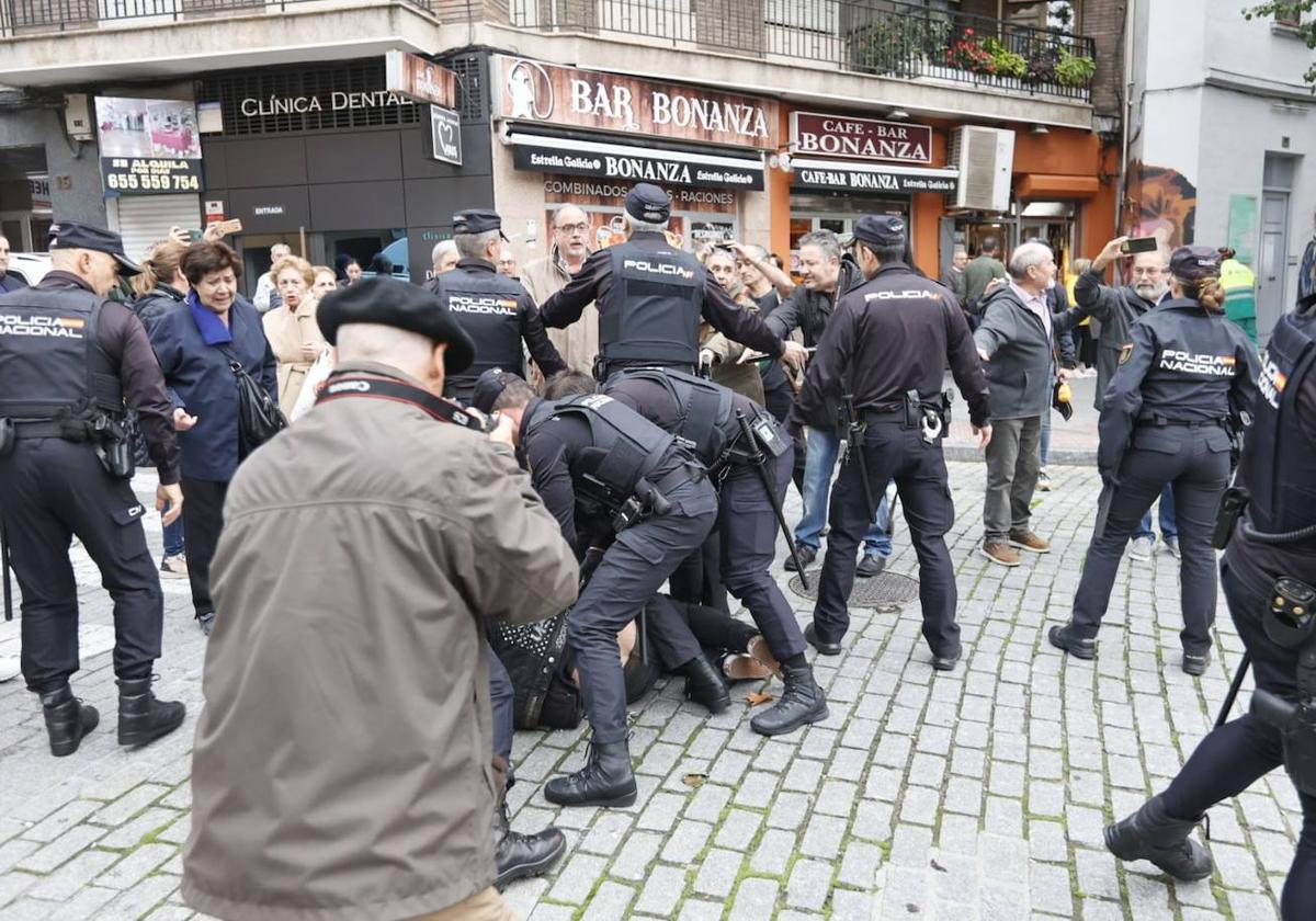 Así ha sido la detención de un manifestante en la plaza del Oeste