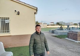 Roberto Hernández Garabaya, junto al edificio que alberga los aseos en el cementerio municipal.