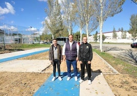 Jesús Manuel Hernández, Roberto Martín y Melchor Herráez, en las nuevas instalaciones destinadas a la práctica del atletismo