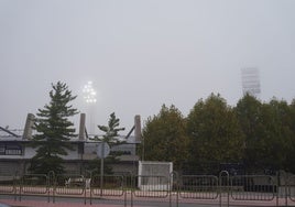 Imagen de una de las torres de iluminación del Helmántico encendida en la mañana de este miércoles.