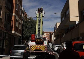 Bomberos actuando en el colegio este lunes por una mala combustión de la caldera.