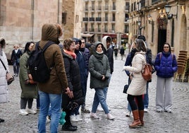 Imagen de varios turistas en Salamanca.