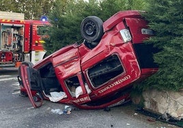 Bomberos en el lugar del accidente.