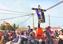 Los padres depositan a sus hijos a los pies del Santísimo Cristo de Hornillos.