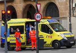 Una ambulancia, en Gran Vía.